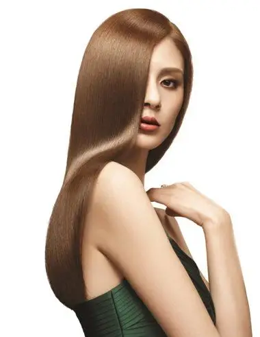 长脸女生离子烫梳偏分发型打造