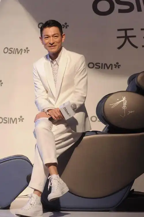 刘德华现身薇娅直播间走出六亲不认的步伐棕色皮衣不像59岁