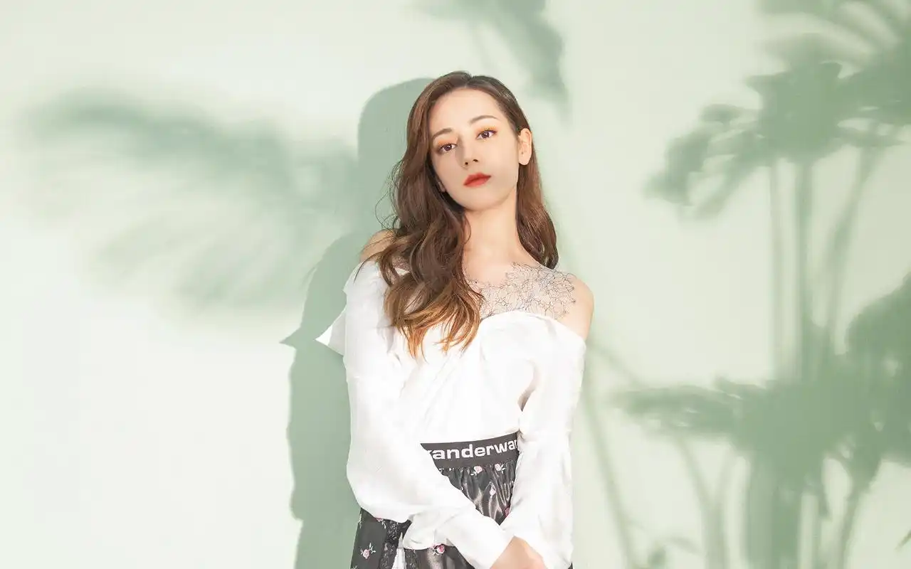 迪丽热巴温婉甜美写真桌面壁纸