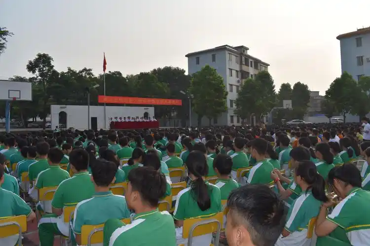 电白区大衙中学隆重举行新学期开学典礼
