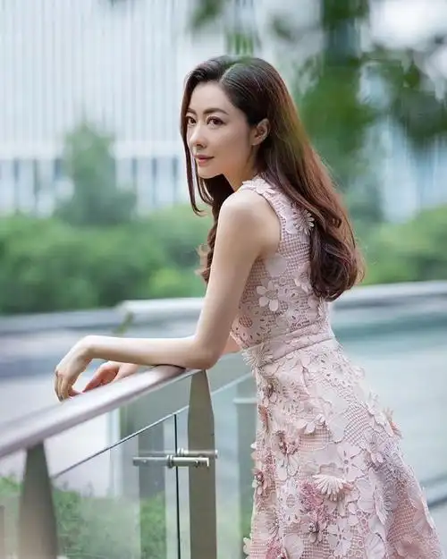 熊黛林|熊黛林38度的天气凹造型,长得又高又美,模特气质盖不住