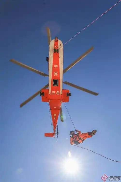 直升机吊挂"消防吊桶"飞越玉龙雪山 王维爽 摄