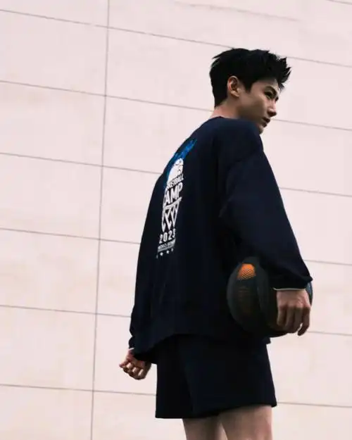 白敬亭打球六宫格随拍##白敬亭运动风随拍