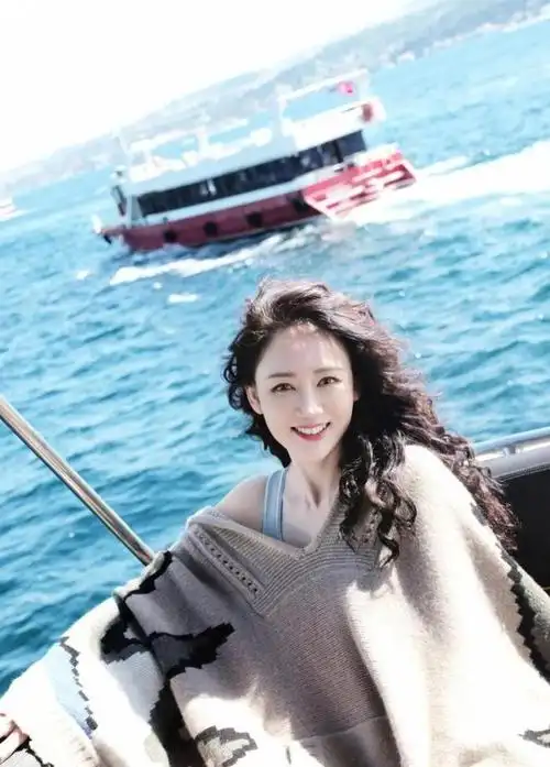 陈乔恩结婚后烫了羊毛卷穿吊带半身裙去度假44岁美出新高度