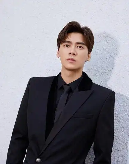 明星的中分发型 李易峰眼神犀利帅气十足