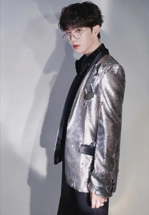 锅盖头发型男图片粉色锅盖头演绎另类时尚