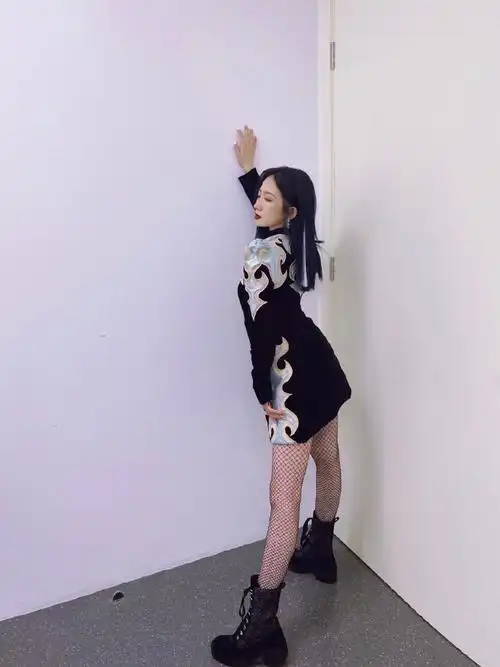 孟美岐农历生日收到妈妈祝福02晒活动后台照紫发吸睛