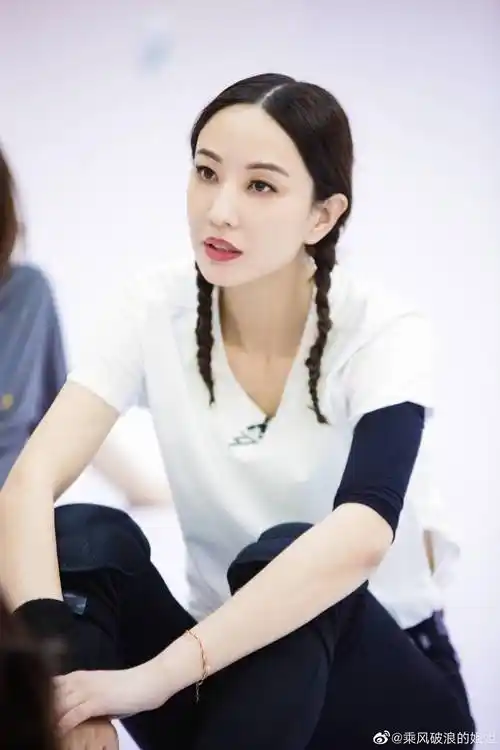 "浪姐"也爱双马尾,有的少女有的搞怪,张萌却被造型师坑惨了_吴昕_姐姐