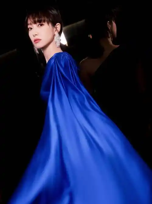 宋茜蓝色丝缎礼服展现独特魅力_角色_星星_造型