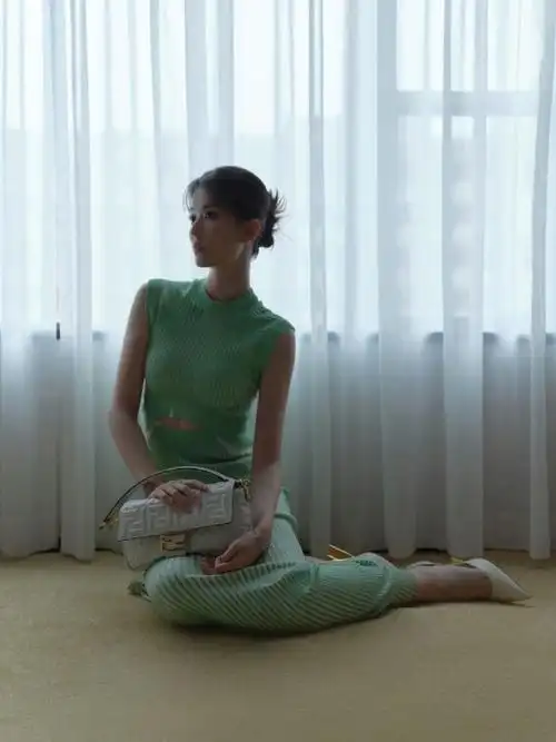 乔欣的身材#乔欣镂空绿裙美得清新脱俗～优雅高妹真的很迷人,凹凸佑