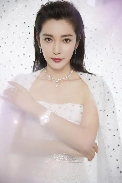李冰冰纯白闪耀写真图片