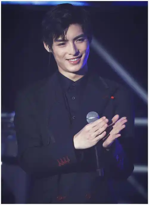 《陈情令》"薛洋"王皓轩,大玩西装诱惑,帅得不敢认!_王浩轩_黑色_造型