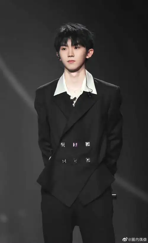 马嘉祺晒花西装随拍##马嘉祺印花西装造型随拍