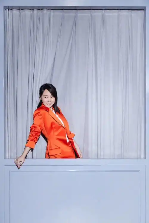闫妮橘红西装动人写真图片16