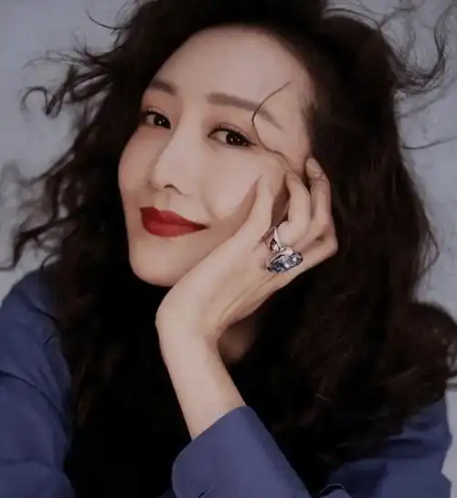 王鸥录制节目照片被曝光,脸部浮肿有双下巴,去年被质疑未婚生子