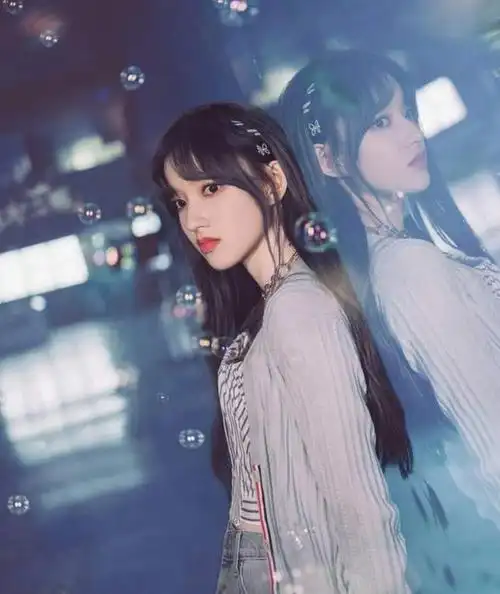 程潇这身材也太犯规了紫色连衣裙配上麻花辫轻熟美感太抢眼