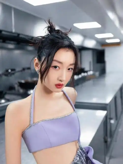 真空上阵半裸出镜破尺度,平板身材的逆袭|周冬雨|范欣|平板_新浪新闻