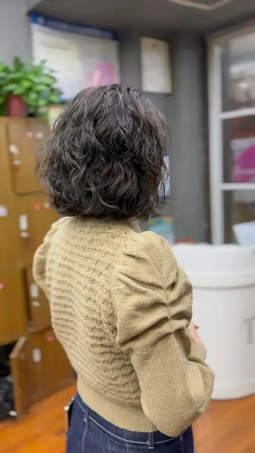 短发这么烫不显老还洋气