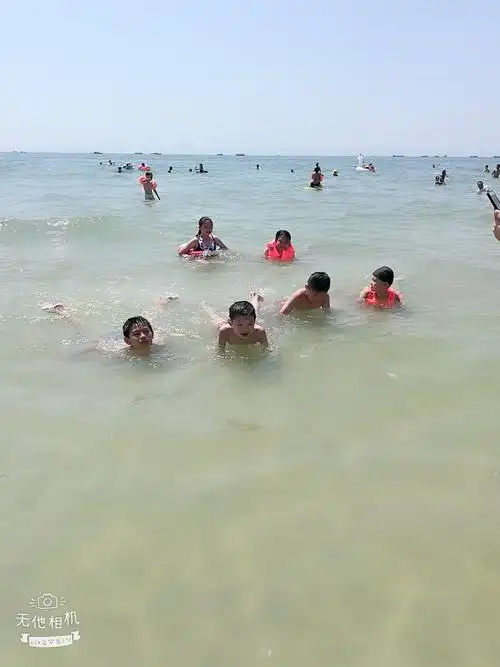 在大海里游泳味道棒极了!期待以后可以多去看大海.