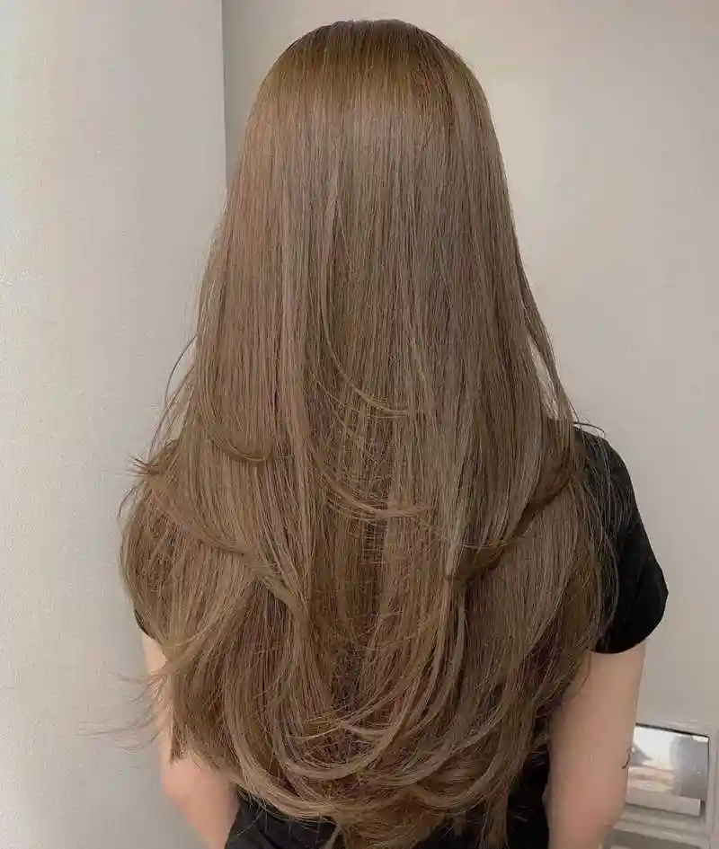 今年很流行的奶茶米棕色,时髦洋气又显白,准备染发的女生借鉴一下.