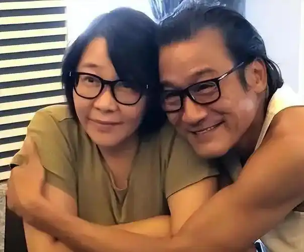 六位娶了"丑妻"的男星,不离不弃36年,不嫌弃老婆邋遢