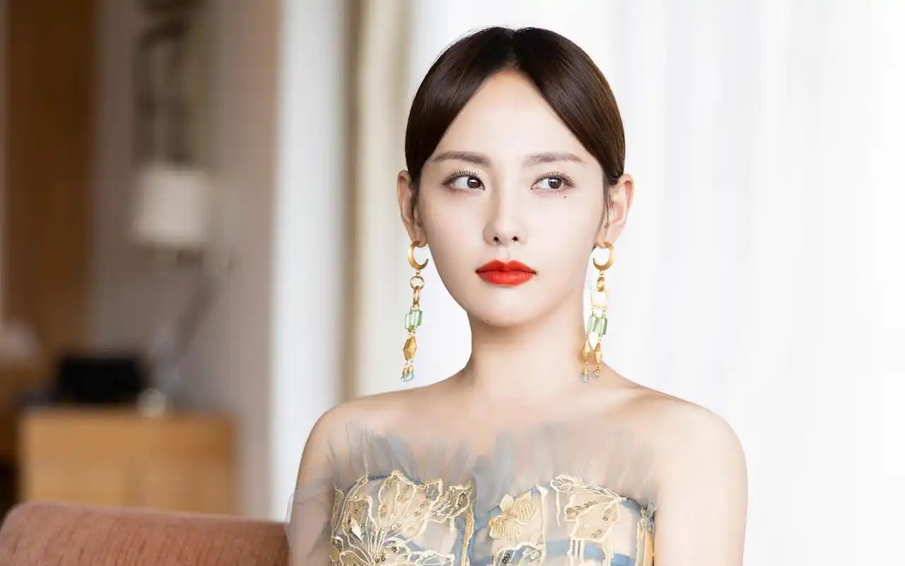 张嘉倪雾霾灰裙优雅写真桌面壁纸