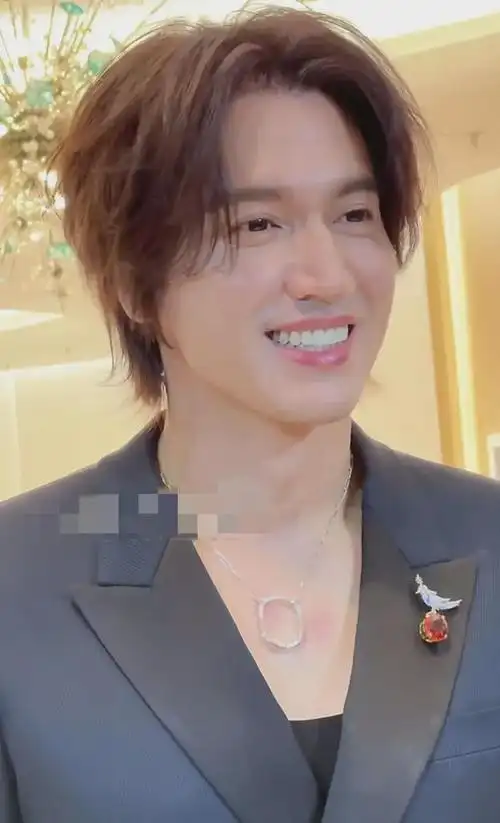 47岁言承旭近照曝光!皮肤紧致无纹,身材挺拔,眼神清澈如少年!