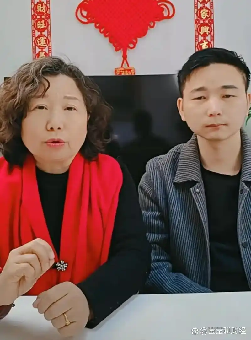 田静与郭威:直播间里的商业智慧与个人品牌 田静一家的直播间里,分工