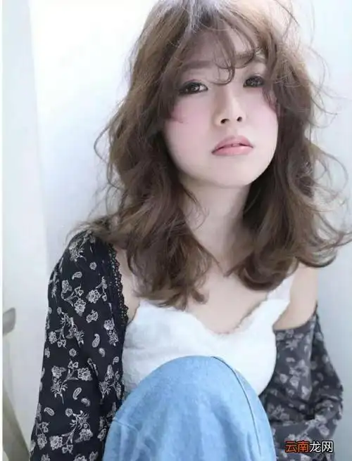 国字脸发型,40岁的国字脸女性适合什么样的发型