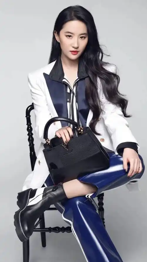 刘亦菲身穿白色西装外套,蓝色直筒皮裤 ,演绎悠然气韵_生活_自由_心境