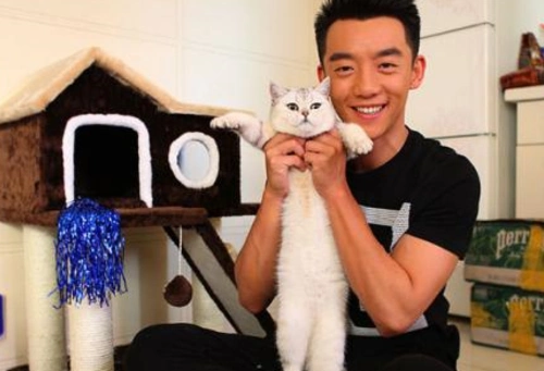 郑恺新恋情实锤携女友新加坡度假女方前凸后翘颜值高