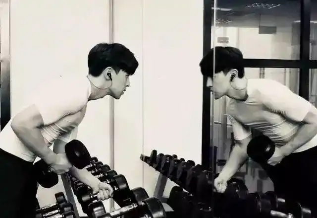 邓伦深藏不露肌肉虽比不上彭于晏但是也很有魅力