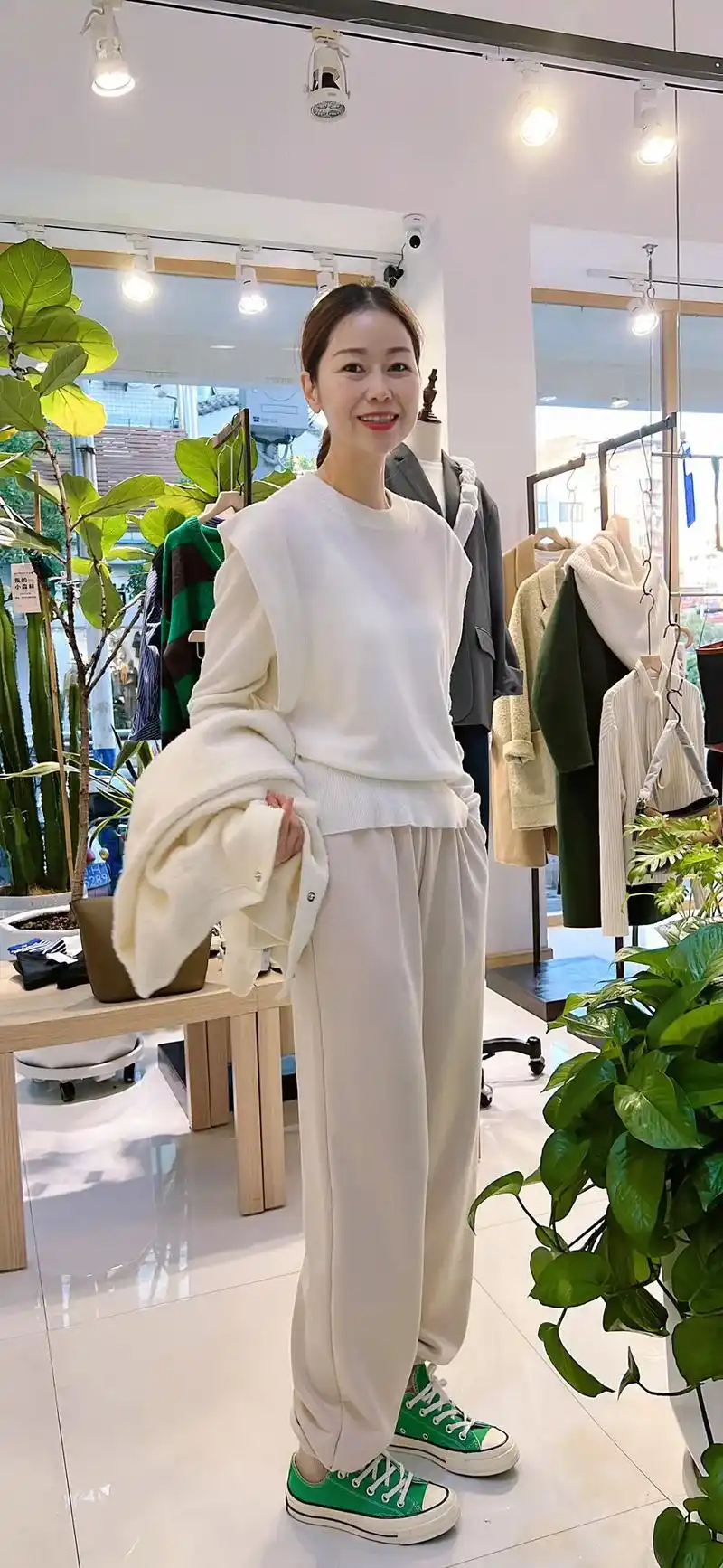 韩国服装实体店铺.#宝藏店铺分享 #店内实拍视频 #韩系穿搭 - 抖音