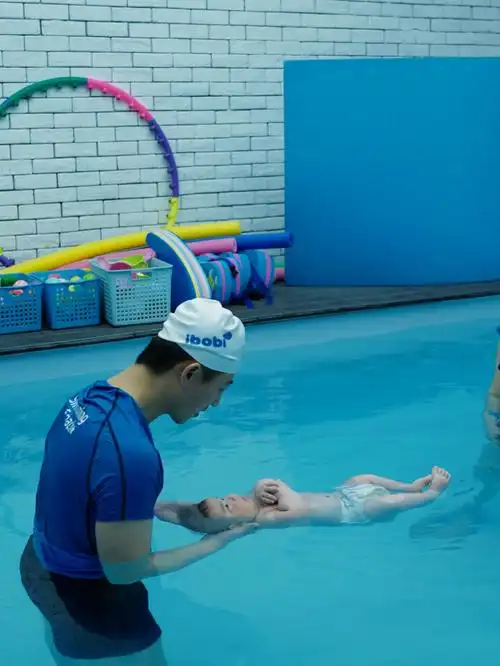 亲子游泳还蛮有意思的呢带然宝宝游泳