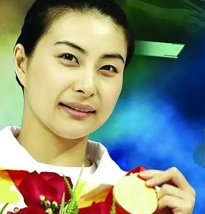 女运动员生下"腰果眼"女儿,隔代遗传像奶奶,婆家赠10亿奖励