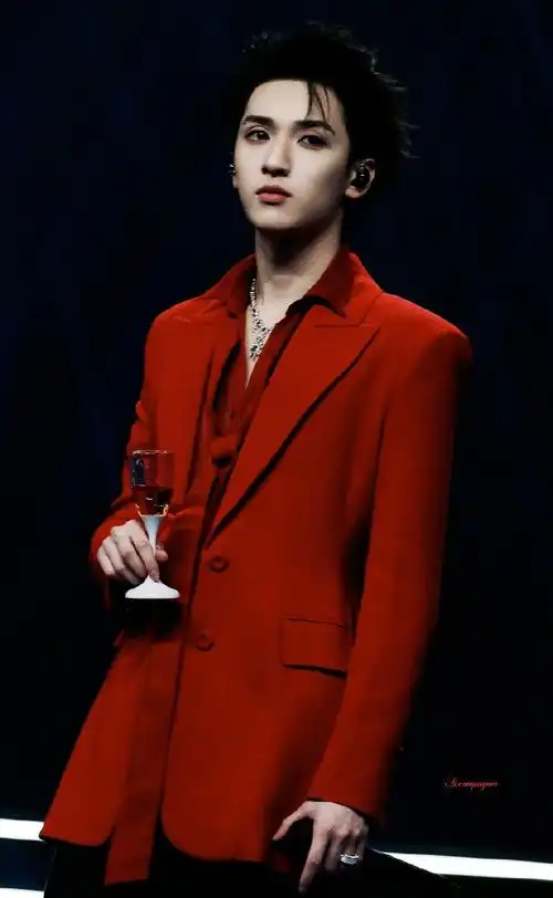 严浩翔超话97#严浩翔叁重楼暨出道四周年演唱会#@时代少年团-严浩翔