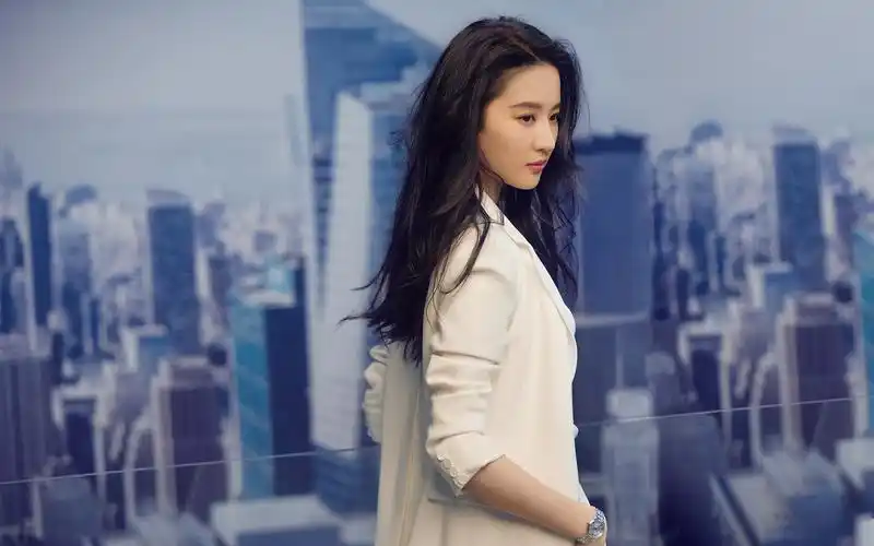 刘亦菲西装优雅高清桌面壁纸