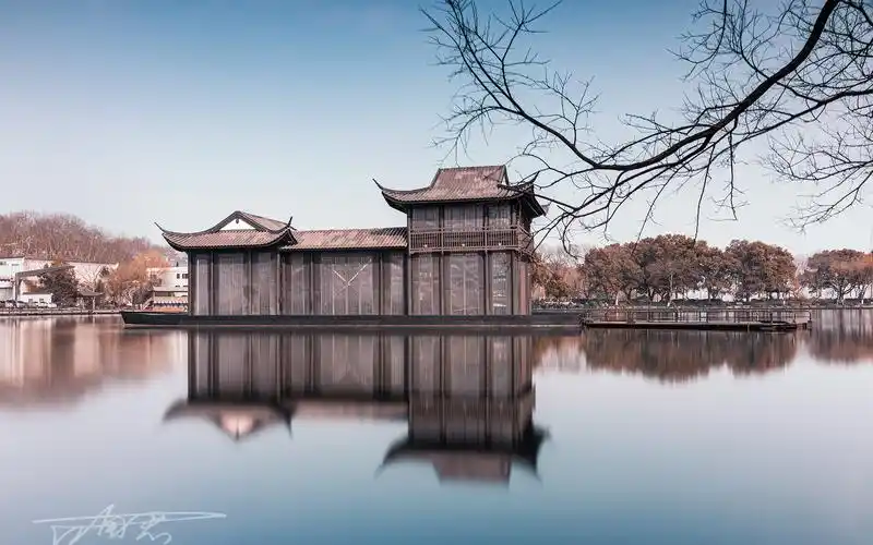 城市古韵湖泊风景高清桌面壁纸