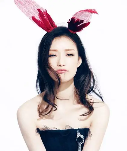 照片中,倪妮戴着红色驯鹿耳朵,表情时而卖萌,时而搞怪,在充满圣诞节的