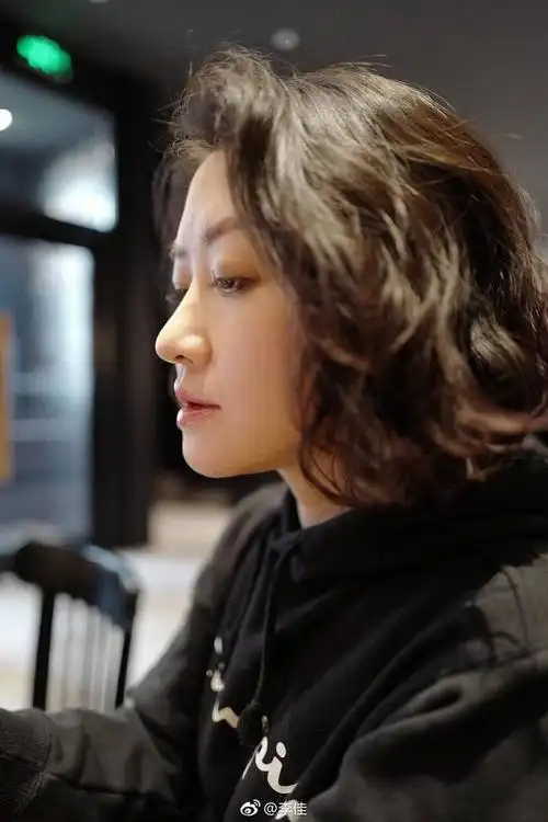 7日晚,靳东老婆李佳晒出和老友聚会的近照,写道:几位老友许久不见,都