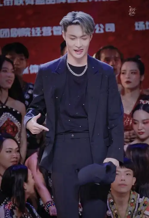 张艺兴秋日三宫格随拍