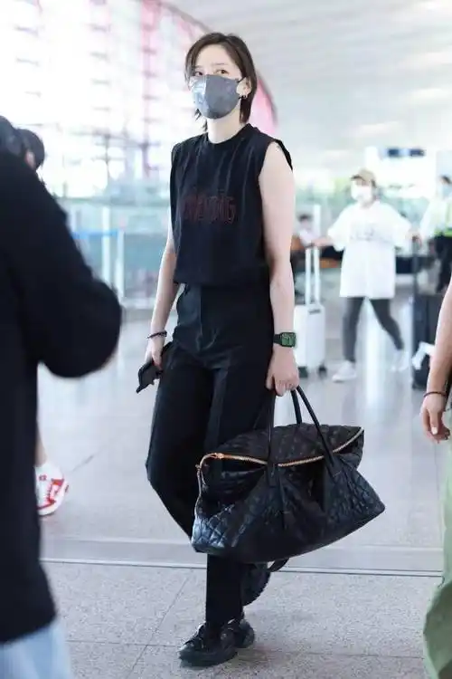 李斯丹妮黑色无袖t恤造型帅气中性 搭配黑色老爹鞋老钱风get_北京