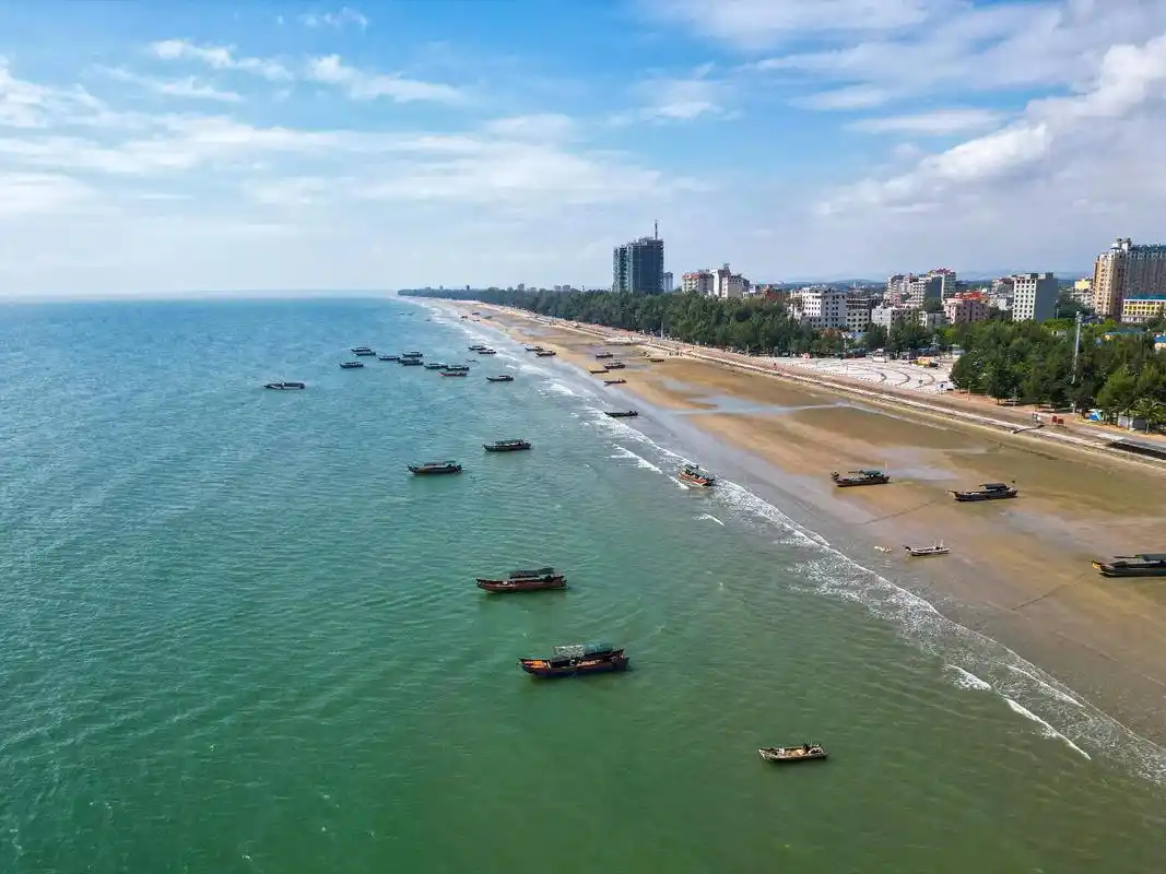 金滩的绝美海景我只能说真的太美了,蓝绿色大海和干净的沙滩形成 - 抖