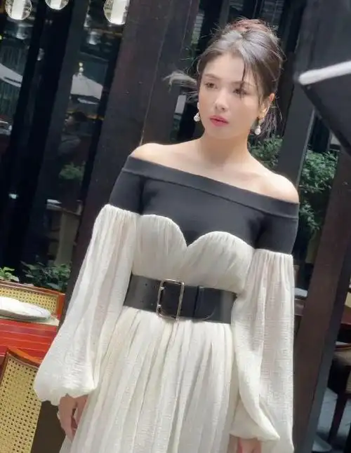 刘涛搭配的是一款露肩裙,腰间扎着黑色的腰带,能够让她秀出纤细的腰部