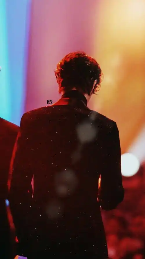 王一博背影也好帅,优越的头肩比,大长腿,行走的衣架子啊,心动_高清