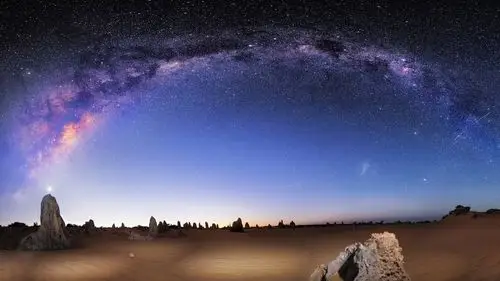 蓬勃在我的指间,荡漾在你的心海.月下徘徊,屏前守望,深夜无眠.