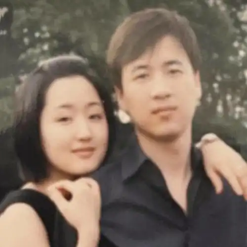 赖文峰与小23岁娇妻秀恩爱一身名牌贵气十足眉眼酷似杨钰莹