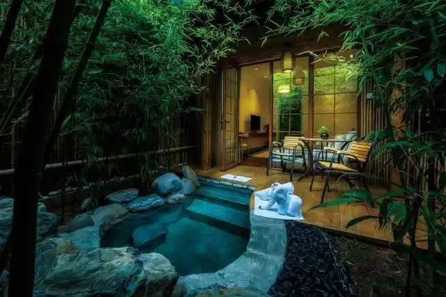 在之禾度假酒店客房内的最大特色就是拥有露天汤泉,也许你觉得冬天才