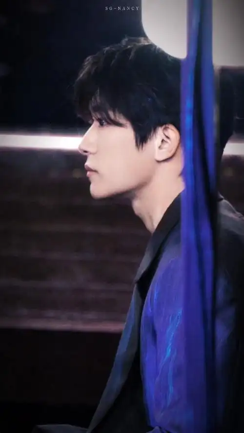 易烊千玺手拿dv走红毯##易烊千玺气定神闲的sense##gq出图了