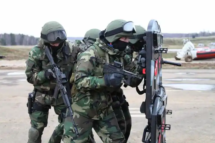 俄特种部队装备真奇怪电焊盔配盾牌作用到底有多大